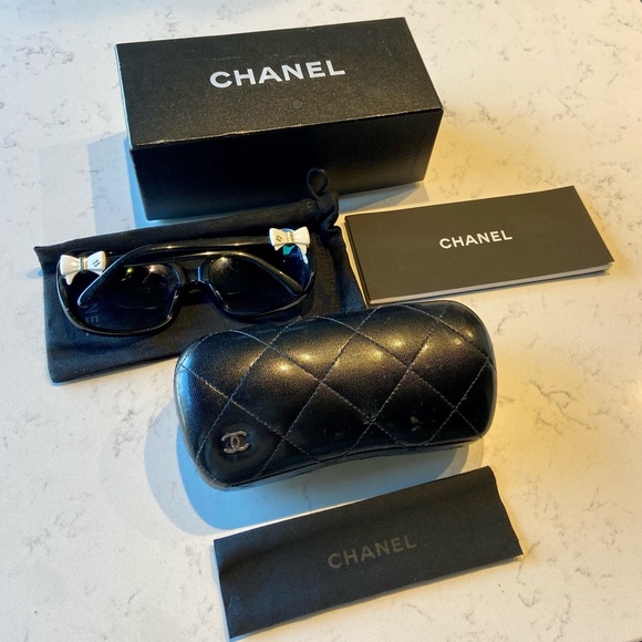 CHANEL Accessories - CHANEL Authentic CC Logo White Bow Black Sunglasses
